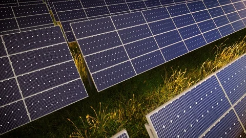 Camera Tilting Green Energy Solar Panel Farm At Sunset 動画素材 129077204