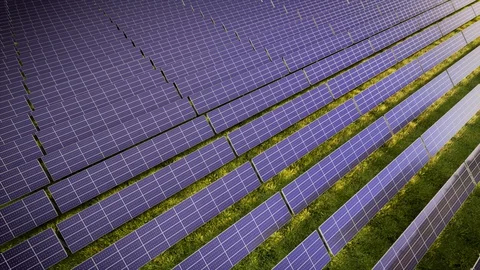 Camera Tilting Over Solar Panel Farm At Green Energy 動画素材 128844932