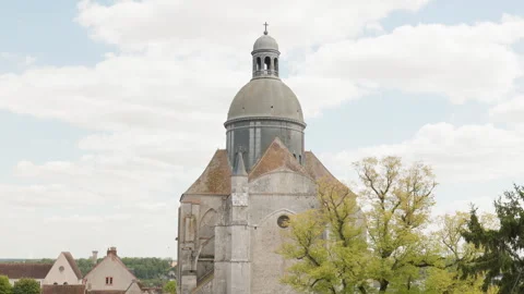 Camera Tilting Up Towards the Dome of Saint Quiriace Collegiate Church in Provin Vídeo Stock 340636040