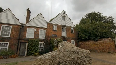  Camera tilts up from the Pudding Stone to Kingsbury Water Mill 스톡 동영상 93996350