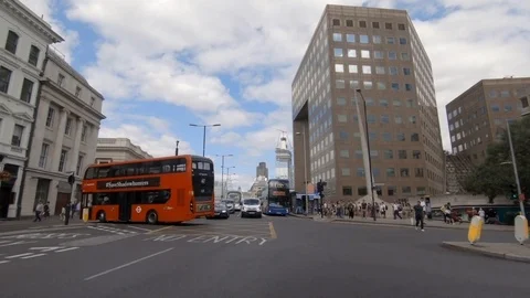 Camera tilts up as traffic passes junction at London Bridge 스톡 동영상 93728424