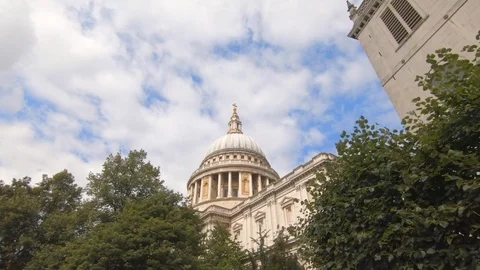 Camera tracks towards St Paul's Cathedral from a low angle 스톡 동영상 93728272