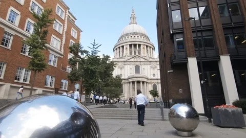 Camera tracks towards St Paul's Cathedral passed silver spheres 스톡 동영상 93857872