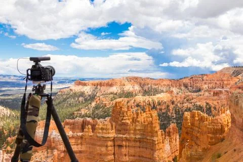 Camera on tripod ready to shoot in Bryce Canyon National Park at daytime, Utah Foto stock