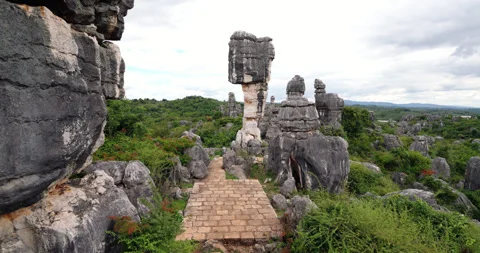 Camera turn, from close look to rock revealing scenic balancing mushroom stone Vidéo 329490273