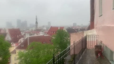Camera Unable to Focus Due to Heavy Rainfall. View on Old Town of Tallinn. Vídeos de archivo 154705362