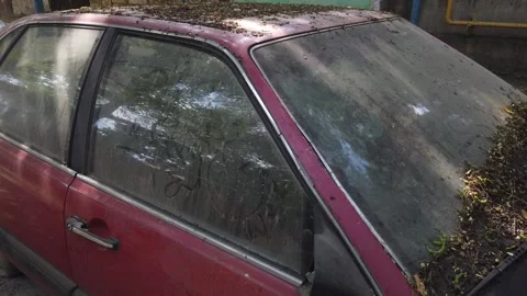 The camera zooms in and around an old, rusty, wrecked Audi car. Stock-Footage 168419620