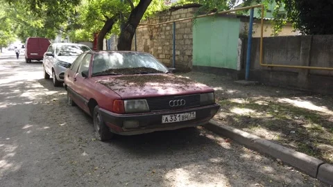 The camera zooms in and around an old, rusty, wrecked Audi car. Vídeos de archivo 168419675