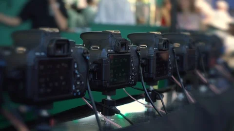 Cameras are installed in a semicircle to create a picture with a matrix effect 動画素材 90490733