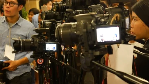 Cameras lined up covering public event Stock-Footage 107725751