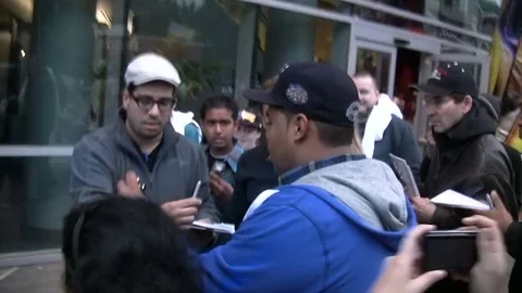 Cameron Diaz mobbed by crowd of Paparazzi and fans Stock-Footage 82185709
