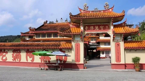 Cameron highlands sam poh temple entrance slow motion Stock Footage 122927652