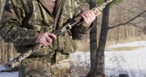 Camo man ejects 3 shotgun shells winter slow motion 4k 库存影片 73740459