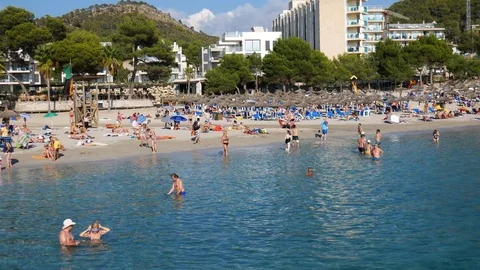 Camp de Mar Mallorca Spain: Tourists swimming in the sea and relaxing on the 库存影片 81049139