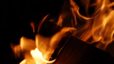 Camp fire close up on windy night Video stock 150200467