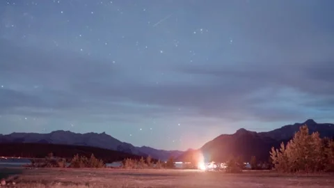 Camp fire with star lit sky, landscape time lapse, loopable.  Static Tripod Stock Footage 140089154