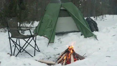 Camp with a fire in the winter forest. 库存影片 169305741
