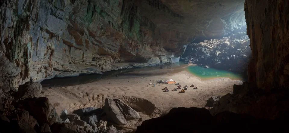 Camp inside cave Foto stock
