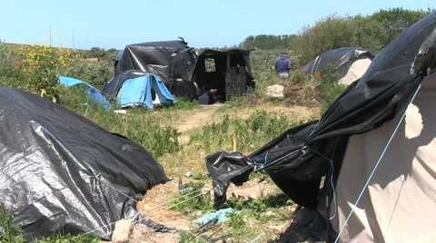 Camp of migrants in Calais Vídeo Stock 50905218