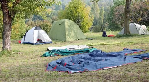 Camp site of boyscout while disassembly the tents Stockfoto's