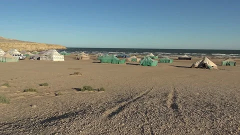 Camp site facing the Ocean at the Banc of Arguin, Mauritania Vídeo Stock 147715515