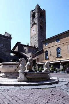 Campanone e fontana Foto stock