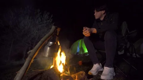 Camper by the fire, night camp. 스톡 동영상 198963456