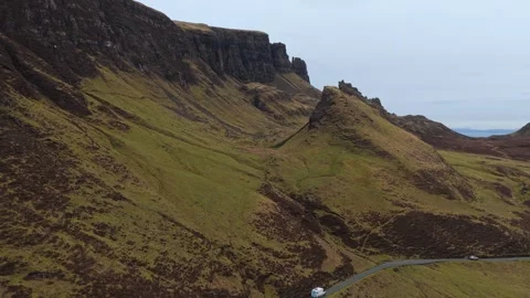 Camper van driving on a mountain road at the quiraing, isle of skye 库存影片 334060073