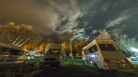 The camper van parking with fast moving cloud and milky way at the skies Vídeos de archivo 114621446