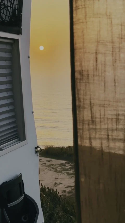 Camper Van Sunset Over Atlantic Coastline. Stockbeeldmateriaal 328350750