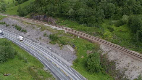 Campers on the road Vídeo Stock 88598410