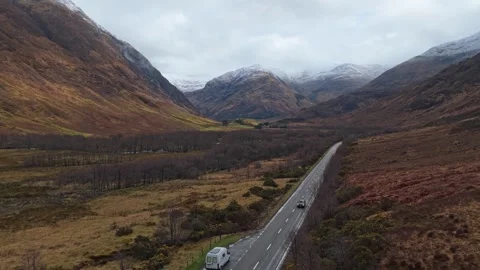 Campervan driving through scottish highlands valley road Vidéo 334060493