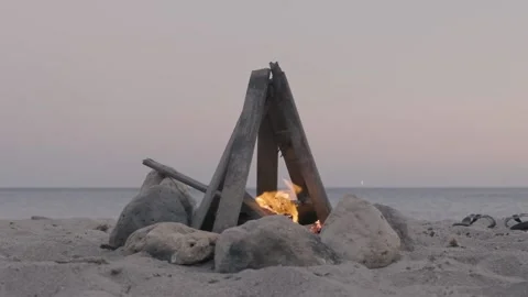 Campfire on the beach 스톡 동영상 140015381