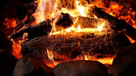 Campfire burning in the dark in slow motion Stockbeeldmateriaal 96315499