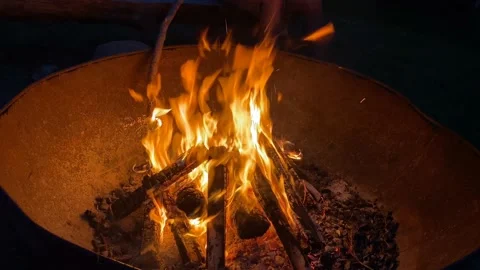 Campfire burning in fire pit as sparks ascend upward Vídeos de archivo 136199899