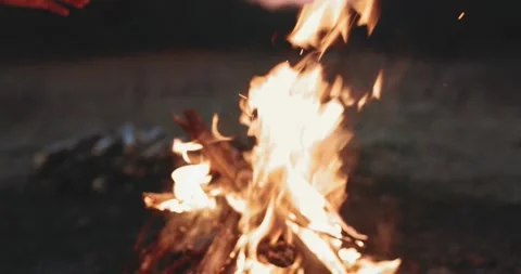 Campfire on a chilly winter evening Видео 347838411