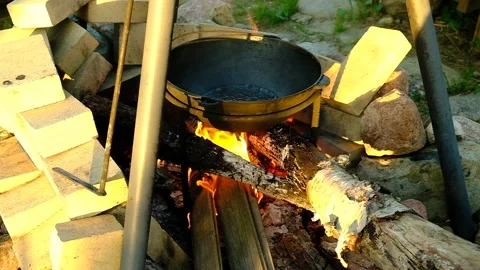 Campfire cooking. Video stock 155205855