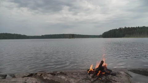 Campfire by the lake Stockbeeldmateriaal 159091376