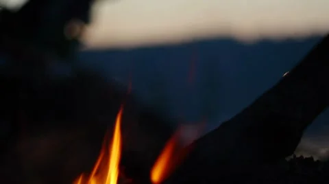 Campfire at lake shore 库存影片 7748096