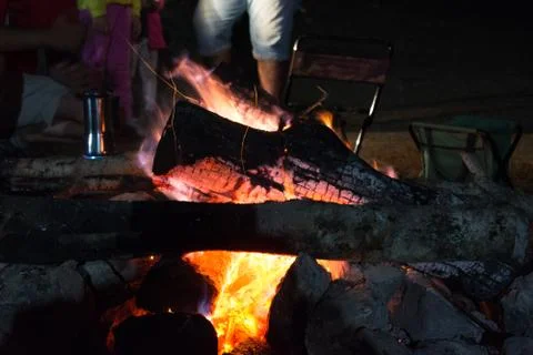 A campfire in the mountains 库存照片