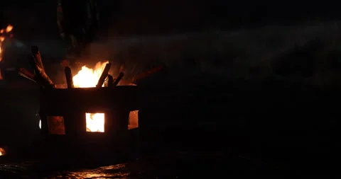 Campfire at night Vidéo 335432526