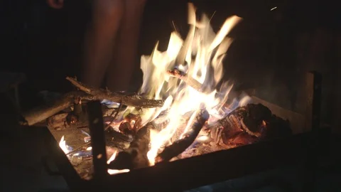 Campfire at night with people in background Vidéo 104261615