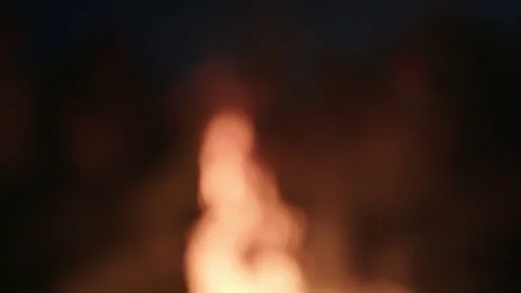 Campfire slow motion rack focus Vídeo Stock 70382607