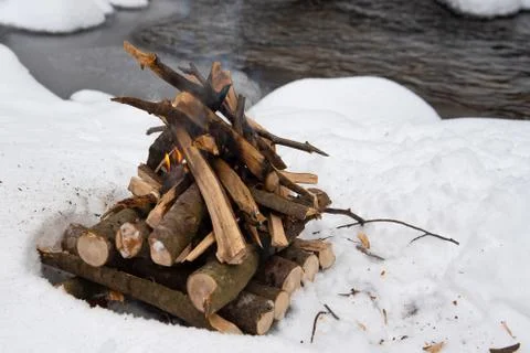 Campfire on snow in the winter forest Foto stock