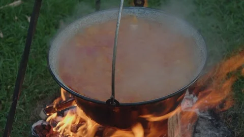Campfire with soup in 4K. Stock Footage 129234854