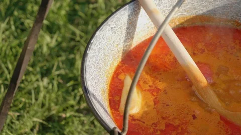 Campfire with soup in 4K. Stock Footage 129235318