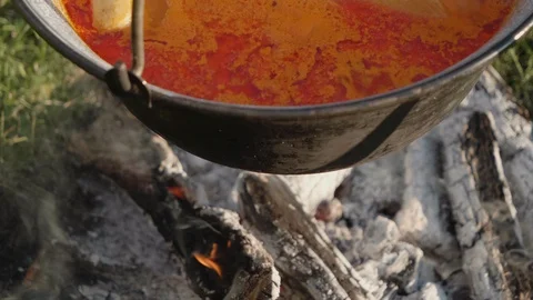 Campfire with soup in 4K. Vídeos de archivo 129235437