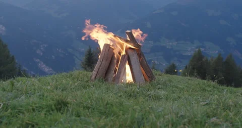 Campfire starting to burn on a mountain at dusk Video stock 230409752