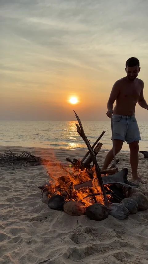 Campfire on the sunset at the tropical beach Vídeo Stock 277688451