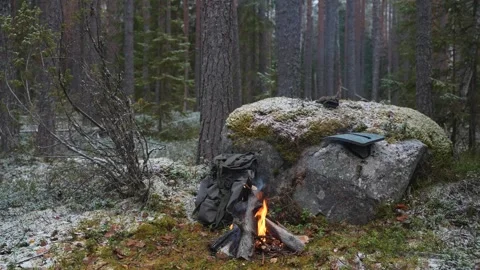 Camping fire, backpack and hikers atmosphere. Видео 291155010